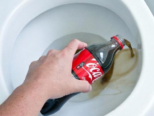 Vệ Sinh Bồn Cầu Bằng Coca