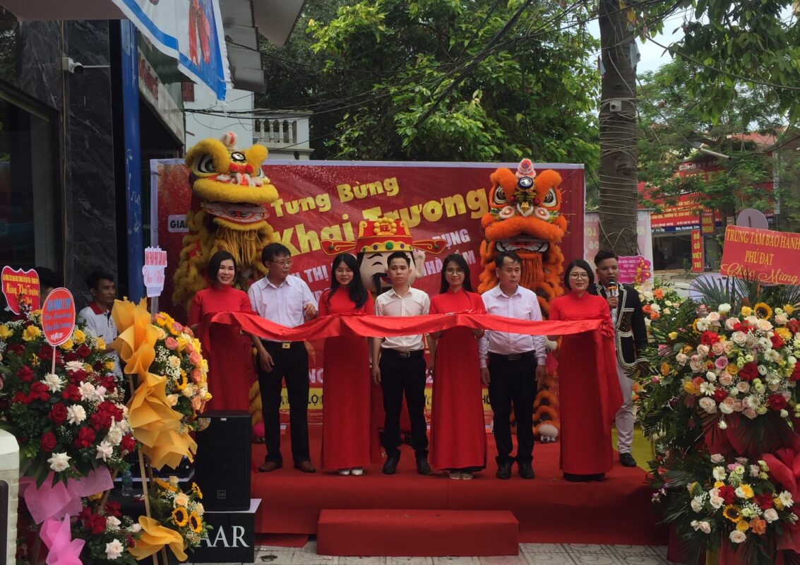 khai trương showroom thiết bị vệ sinh cao cấp